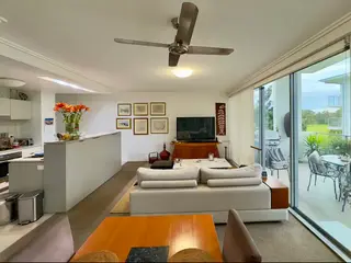 Ceiling fan with integrated light, in the frame that shows it